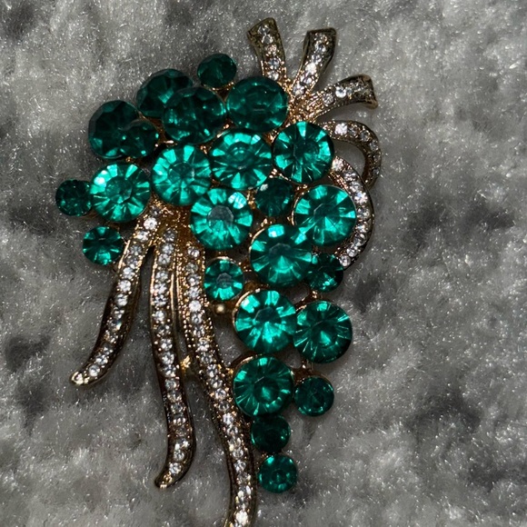 etsy Accessories - Free Vintage emerald green brooch w rhinestones and a floral cluster design 🛍️